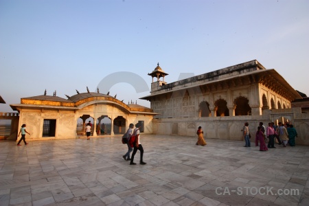 Person india palace jahangir mughal.