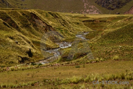 Peru urubamba river altitude willkanuta grass.