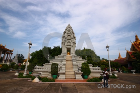 Step royal palace lamp post person phnom penh.